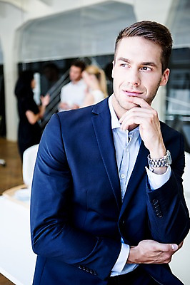 포토 JPG 서양인 외국인 여자 남자 비즈니스 실내 여러명 성인 아웃포커스 턱괴기 비즈니스맨 비즈니스우먼 국내포토 다수 모션 촬영기법 사람 인종 내부 직장인 파일형식