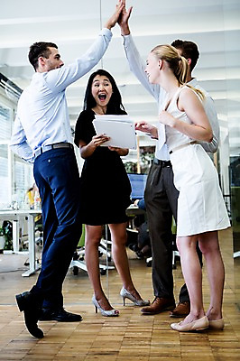 포토 JPG 전신 서양인 외국인 여자 남자 비즈니스 회의 실내 동양인 여러명 성인 비즈니스맨 비즈니스우먼 손뼉 손뼉치기 국내포토 다수 모션 사람 인종 내부 직장인 파일형식