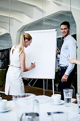 포토 JPG 서양인 외국인 여자 남자 비즈니스 회의 실내 동양인 성인 두명 컵 비즈니스맨 비즈니스우먼 책상 회의실 화이트보드 국내포토 식기 가구 사람 인종 내부 직장인 파일형식