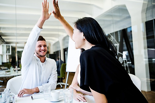 포토 JPG 서양인 외국인 여자 남자 비즈니스 실내 동양인 성인 두명 사무실 비즈니스맨 비즈니스우먼 손뼉 하이파이브 손뼉치기 국내포토 모션 사람 인종 손짓 내부 직장인 파일형식