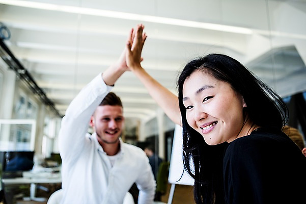포토 JPG 서양인 외국인 여자 남자 비즈니스 실내 동양인 성인 두명 사무실 비즈니스맨 비즈니스우먼 손뼉 하이파이브 손뼉치기 국내포토 모션 사람 인종 손짓 내부 직장인 파일형식