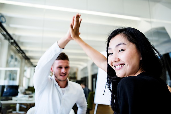 포토 JPG 서양인 외국인 여자 남자 비즈니스 실내 동양인 성인 두명 사무실 비즈니스맨 비즈니스우먼 손뼉 하이파이브 손뼉치기 국내포토 모션 사람 인종 손짓 내부 직장인 파일형식