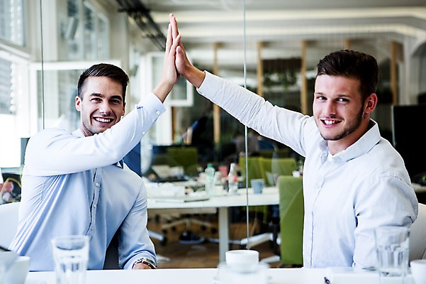 포토 JPG 서양인 외국인 남자 비즈니스 실내 성인 두명 사무실 비즈니스맨 손뼉 손뼉치기 국내포토 모션 사람 인종 내부 직장인 파일형식