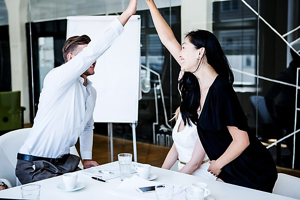 포토 JPG 서양인 외국인 여자 남자 비즈니스 실내 동양인 성인 컵 세명 사무실 비즈니스맨 비즈니스우먼 손뼉 책상 손뼉치기 국내포토 식기 가구 모션 사람 인종 내부 직장인 파일형식