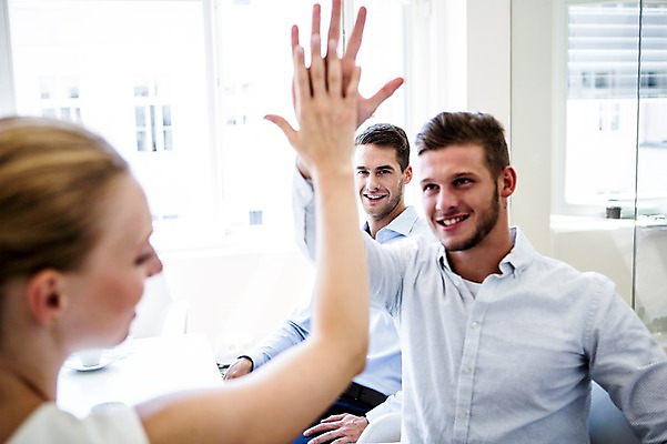 포토 JPG 서양인 외국인 여자 남자 비즈니스 실내 성인 세명 사무실 비즈니스맨 비즈니스우먼 손뼉 하이파이브 손뼉치기 국내포토 모션 사람 인종 손짓 내부 직장인 파일형식