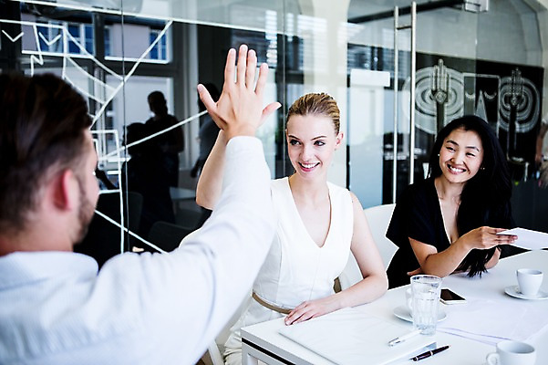 포토 JPG 서양인 외국인 여자 남자 비즈니스 실내 동양인 성인 컵 세명 사무실 비즈니스맨 비즈니스우먼 손뼉 책상 하이파이브 손뼉치기 국내포토 식기 가구 모션 사람 인종 손짓 내부 직장인 파일형식