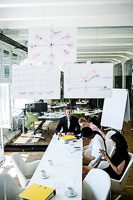 포토 JPG 서양인 외국인 여자 남자 흑인 의자 비즈니스 회의 실내 동양인 여러명 성인 사무실 커피잔 책상 회의실 문서 국내포토 커피 가구 다수 잔 사람 인종 내부 파일형식