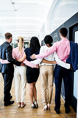 포토 JPG 전신 서양인 외국인 여자 남자 흑인 비즈니스 협력 실내 동양인 여러명 성인 뒷모습 사무실 비즈니스맨 비즈니스우먼 화합 국내포토 뷰포인트 다수 사람 인종 내부 직장인 파일형식