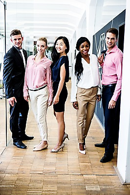 포토 JPG 전신 서양인 외국인 여자 남자 흑인 비즈니스 협력 실내 서기 동양인 여러명 성인 사무실 비즈니스맨 비즈니스우먼 화합 국내포토 다수 모션 사람 인종 내부 직장인 파일형식