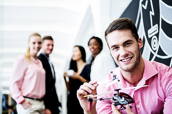 포토 JPG 서양인 외국인 여자 남자 흑인 비즈니스 실내 동양인 여러명 성인 아웃포커스 사무실 장난감 비즈니스맨 비즈니스우먼 헬리콥터 국내포토 다수 비행기 촬영기법 사람 인종 내부 직장인 파일형식