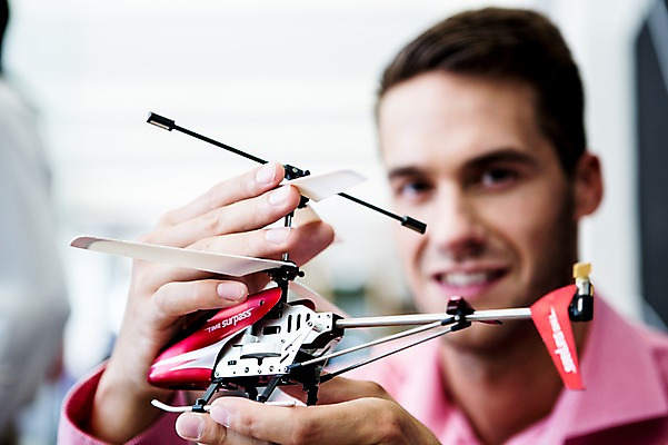 포토 JPG 서양인 남자 비즈니스 실내 한명 성인 아웃포커스 사무실 장난감 비즈니스맨 헬리콥터 키덜트 국내포토 외국인 1 비행기 촬영기법 사람 내부 직장인 파일형식