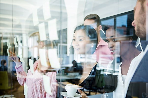 포토 JPG 서양인 외국인 여자 남자 흑인 비즈니스 창문 회의 실내 동양인 여러명 성인 사무실 비즈니스맨 비즈니스우먼 포스트잇 국내포토 다수 사람 인종 내부 메모지 직장인 파일형식