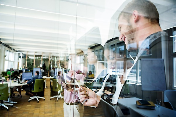 포토 JPG 서양인 외국인 여자 남자 흑인 비즈니스 창문 회의 실내 동양인 여러명 성인 사무실 비즈니스맨 비즈니스우먼 포스트잇 국내포토 다수 사람 인종 내부 메모지 직장인 파일형식