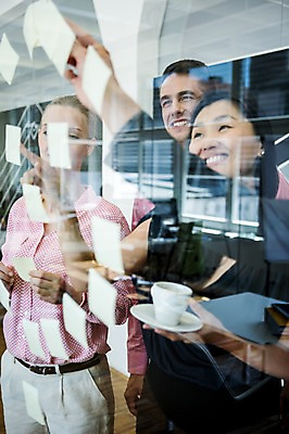 포토 JPG 서양인 외국인 여자 남자 흑인 비즈니스 창문 회의 실내 동양인 성인 세명 사무실 비즈니스맨 비즈니스우먼 커피잔 포스트잇 국내포토 커피 잔 사람 인종 내부 메모지 직장인 파일형식