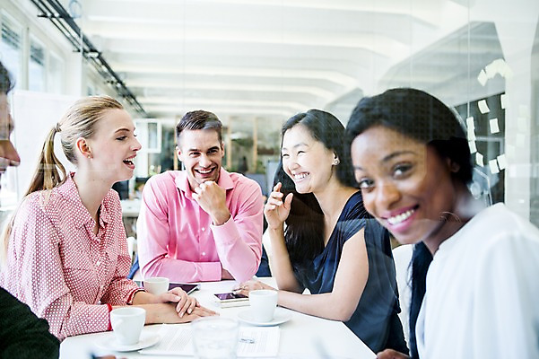 포토 JPG 서양인 외국인 여자 남자 흑인 비즈니스 회의 실내 동양인 여러명 성인 사무실 펜 비즈니스맨 비즈니스우먼 책상 회의실 문서 국내포토 가구 다수 사람 인종 내부 필기구 직장인 파일형식