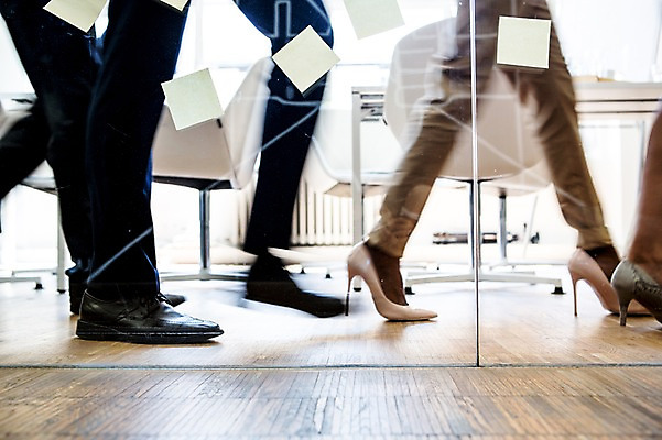 포토 JPG 서양인 외국인 여자 남자 흑인 의자 비즈니스 창문 실내 동양인 여러명 성인 신체부위 사무실 걷기 하반신 다리 비즈니스맨 비즈니스우먼 포스트잇 국내포토 가구 다수 모션 사람 인종 내부 메모지 직장인 파일형식