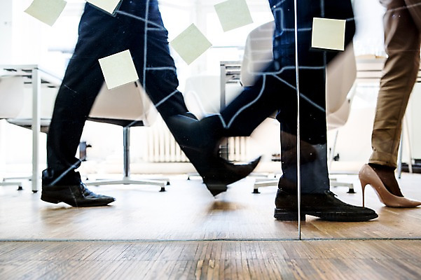 포토 JPG 서양인 외국인 여자 남자 흑인 의자 비즈니스 창문 실내 동양인 여러명 성인 신체부위 사무실 걷기 하반신 다리 비즈니스맨 비즈니스우먼 포스트잇 국내포토 가구 다수 모션 사람 인종 내부 메모지 직장인 파일형식