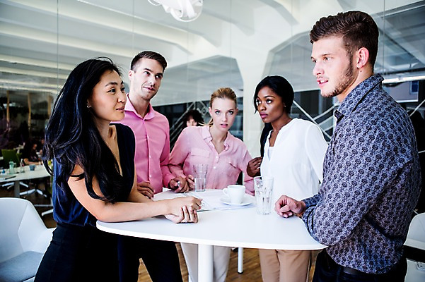 포토 JPG 서양인 여자 남자 흑인 비즈니스 탁자 협력 실내 대화 동양인 여러명 성인 컵 사무실 비즈니스맨 비즈니스우먼 화합 국내포토 외국인 식기 가구 다수 말하기 사람 인종 내부 직장인 파일형식