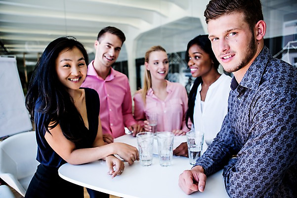 포토 JPG 서양인 여자 남자 흑인 비즈니스 탁자 협력 실내 대화 동양인 여러명 성인 아웃포커스 컵 사무실 비즈니스맨 비즈니스우먼 화합 국내포토 외국인 식기 가구 다수 촬영기법 말하기 사람 인종 내부 직장인 파일형식