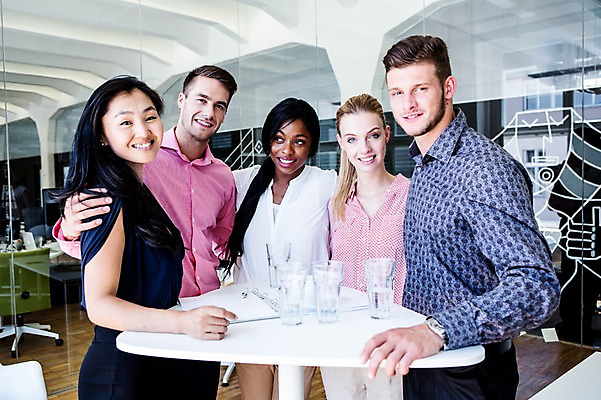 포토 JPG 서양인 여자 남자 흑인 비즈니스 탁자 협력 실내 대화 동양인 여러명 성인 컵 사무실 비즈니스맨 비즈니스우먼 화합 국내포토 외국인 식기 가구 다수 말하기 사람 인종 내부 직장인 파일형식