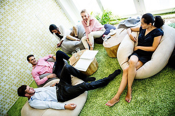 포토 JPG 서양인 외국인 여자 남자 흑인 비즈니스 휴식 실내 대화 앉기 동양인 여러명 성인 소파 하이앵글 사무실 비즈니스맨 비즈니스우먼 휴게실 국내포토 뷰포인트 다수 컨셉 의자 모션 말하기 사람 인종 내부 직장인 파일형식