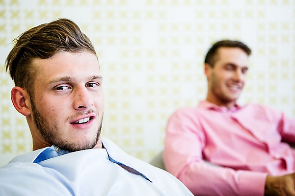 포토 JPG 서양인 남자 비즈니스 휴식 실내 성인 두명 아웃포커스 사무실 비즈니스맨 국내포토 외국인 컨셉 촬영기법 사람 내부 직장인 파일형식