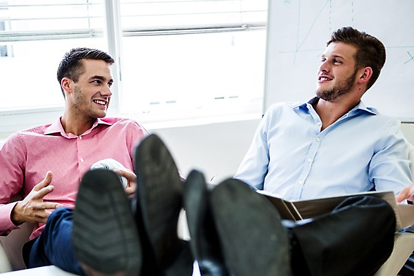 포토 JPG 서양인 남자 의자 비즈니스 휴식 실내 대화 성인 두명 사무실 비즈니스맨 책상 다리들기 국내포토 외국인 가구 컨셉 모션 말하기 사람 내부 직장인 파일형식