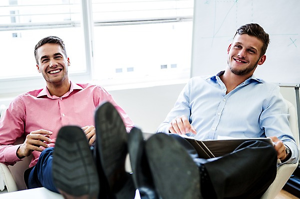 포토 JPG 서양인 남자 의자 비즈니스 휴식 실내 대화 성인 두명 사무실 비즈니스맨 책상 다리들기 국내포토 외국인 가구 컨셉 모션 말하기 사람 내부 직장인 파일형식