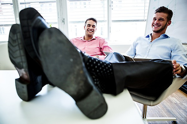 포토 JPG 서양인 남자 의자 비즈니스 휴식 실내 대화 성인 두명 사무실 비즈니스맨 책상 다리들기 국내포토 외국인 가구 컨셉 모션 말하기 사람 내부 직장인 파일형식