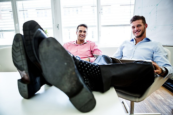 포토 JPG 서양인 남자 의자 비즈니스 휴식 실내 대화 성인 두명 사무실 비즈니스맨 책상 다리들기 국내포토 외국인 가구 컨셉 모션 말하기 사람 내부 직장인 파일형식