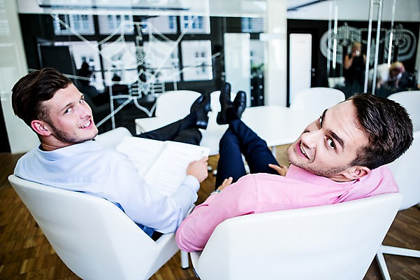 포토 JPG 서양인 남자 의자 비즈니스 휴식 실내 성인 두명 사무실 비즈니스맨 뒤돌아보기 책상 다리들기 국내포토 외국인 가구 컨셉 모션 사람 내부 직장인 파일형식