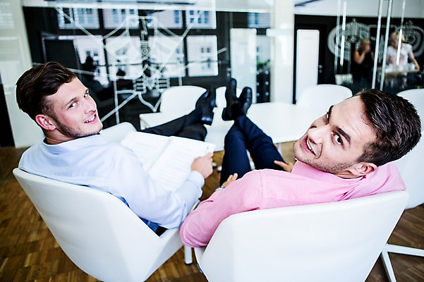 포토 JPG 서양인 남자 의자 비즈니스 휴식 실내 성인 두명 사무실 비즈니스맨 뒤돌아보기 책상 다리들기 국내포토 외국인 가구 컨셉 모션 사람 내부 직장인 파일형식