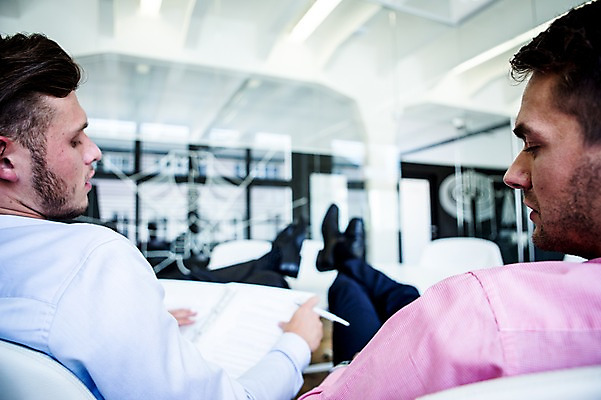 포토 JPG 서양인 남자 의자 비즈니스 휴식 실내 성인 두명 사무실 비즈니스맨 책상 다리들기 국내포토 외국인 가구 컨셉 모션 사람 내부 직장인 파일형식