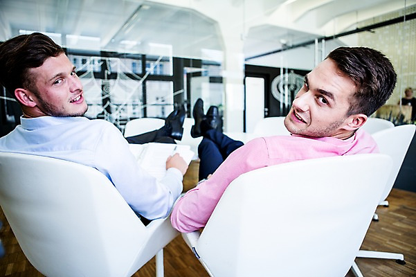 포토 JPG 서양인 남자 의자 비즈니스 휴식 실내 성인 두명 사무실 비즈니스맨 뒤돌아보기 책상 다리들기 국내포토 외국인 가구 컨셉 모션 사람 내부 직장인 파일형식