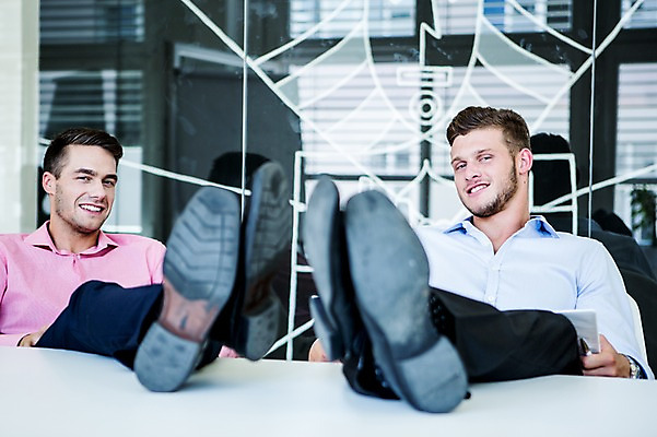 포토 JPG 서양인 남자 비즈니스 휴식 실내 성인 두명 사무실 비즈니스맨 책상 다리들기 국내포토 외국인 가구 컨셉 모션 사람 내부 직장인 파일형식