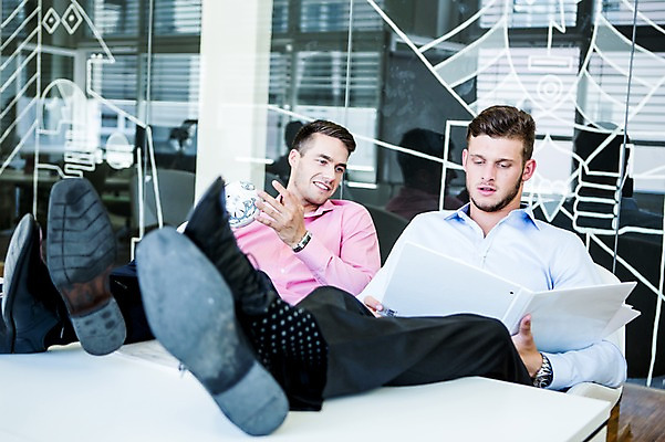 포토 JPG 서양인 남자 비즈니스 휴식 실내 성인 두명 사무실 비즈니스맨 책상 다리들기 국내포토 외국인 가구 컨셉 모션 사람 내부 직장인 파일형식