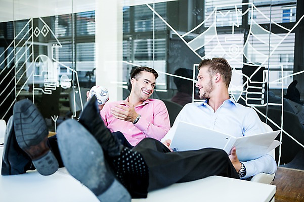 포토 JPG 서양인 남자 비즈니스 공 휴식 실내 성인 두명 사무실 마주보기 비즈니스맨 책상 다리들기 국내포토 외국인 가구 컨셉 모션 사람 내부 직장인 파일형식