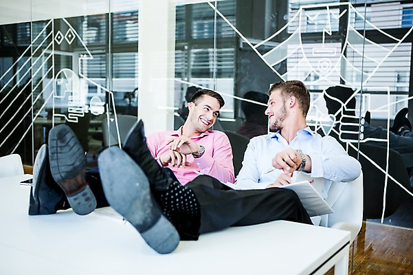 포토 JPG 서양인 남자 비즈니스 휴식 실내 성인 두명 사무실 비즈니스맨 책상 다리들기 국내포토 외국인 가구 컨셉 모션 사람 내부 직장인 파일형식