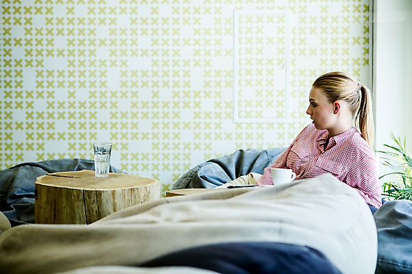 포토 JPG 서양인 여자 비즈니스 휴식 실내 한명 성인 컵 소파 사무실 비즈니스우먼 휴게실 커피잔 국내포토 외국인 1 식기 커피 컨셉 의자 잔 사람 내부 직장인 파일형식