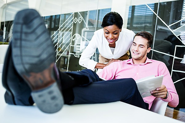 포토 JPG 서양인 외국인 여자 남자 흑인 비즈니스 휴식 실내 대화 성인 두명 사무실 비즈니스맨 비즈니스우먼 책상 다리들기 국내포토 가구 컨셉 모션 말하기 사람 인종 내부 직장인 파일형식