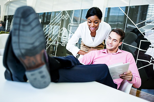 포토 JPG 서양인 외국인 여자 남자 흑인 비즈니스 휴식 실내 대화 성인 두명 사무실 비즈니스맨 비즈니스우먼 책상 다리들기 국내포토 가구 컨셉 모션 말하기 사람 인종 내부 직장인 파일형식