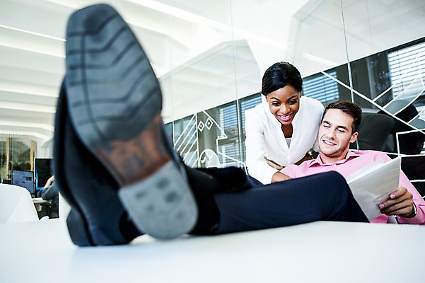 포토 JPG 서양인 외국인 여자 남자 흑인 비즈니스 휴식 실내 대화 성인 두명 사무실 비즈니스맨 비즈니스우먼 책상 다리들기 국내포토 가구 컨셉 모션 말하기 사람 인종 내부 직장인 파일형식