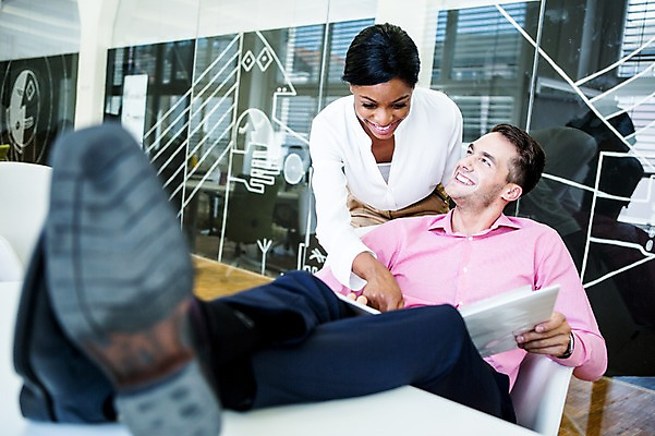 포토 JPG 서양인 외국인 여자 남자 흑인 비즈니스 휴식 실내 대화 성인 두명 사무실 비즈니스맨 비즈니스우먼 책상 다리들기 국내포토 가구 컨셉 모션 말하기 사람 인종 내부 직장인 파일형식