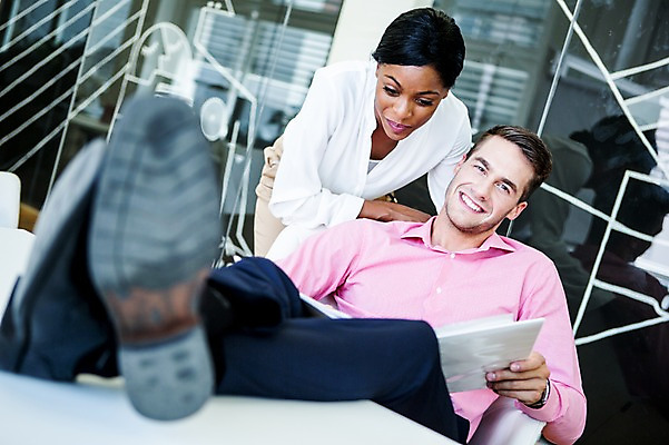 포토 JPG 서양인 외국인 여자 남자 흑인 비즈니스 휴식 실내 대화 성인 두명 사무실 비즈니스맨 비즈니스우먼 책상 다리들기 국내포토 가구 컨셉 모션 말하기 사람 인종 내부 직장인 파일형식