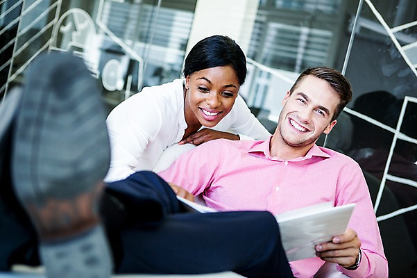 포토 JPG 서양인 외국인 여자 남자 흑인 비즈니스 휴식 실내 성인 두명 사무실 비즈니스맨 비즈니스우먼 책상 다리들기 국내포토 가구 컨셉 모션 사람 인종 내부 직장인 파일형식