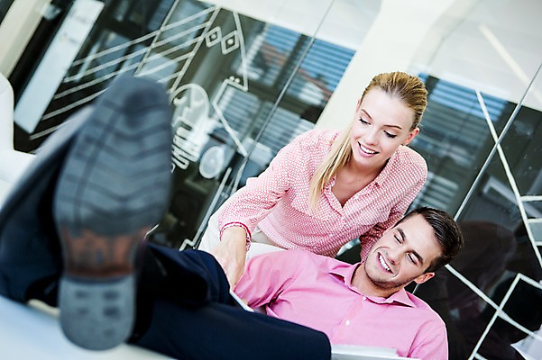 포토 JPG 서양인 외국인 여자 남자 비즈니스 휴식 실내 성인 두명 사무실 비즈니스맨 비즈니스우먼 책상 다리들기 국내포토 가구 컨셉 모션 사람 인종 내부 직장인 파일형식