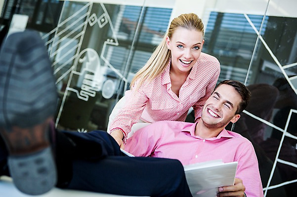 포토 JPG 서양인 외국인 여자 남자 비즈니스 휴식 실내 성인 두명 사무실 비즈니스맨 비즈니스우먼 책상 다리들기 국내포토 가구 컨셉 모션 사람 인종 내부 직장인 파일형식