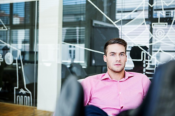 포토 JPG 서양인 남자 비즈니스 휴식 실내 한명 성인 사무실 비즈니스맨 책상 다리들기 국내포토 외국인 1 가구 컨셉 모션 사람 내부 직장인 파일형식