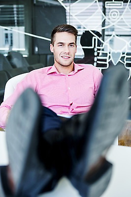 포토 JPG 서양인 남자 비즈니스 휴식 실내 한명 성인 사무실 비즈니스맨 책상 다리들기 국내포토 외국인 1 가구 컨셉 모션 사람 내부 직장인 파일형식