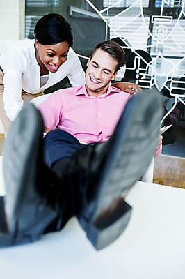 포토 JPG 서양인 여자 남자 흑인 비즈니스 휴식 실내 대화 성인 두명 사무실 비즈니스맨 비즈니스우먼 책상 다리들기 국내포토 외국인 가구 컨셉 모션 말하기 사람 내부 직장인 파일형식